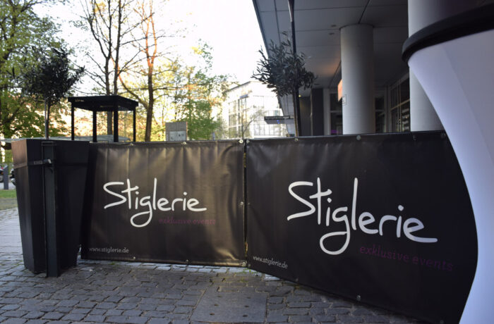 Absperrgitter mit Stiglerie-Banner